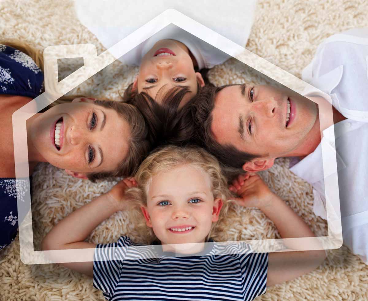 Famille heureuse dans une maison avec bonne isolation