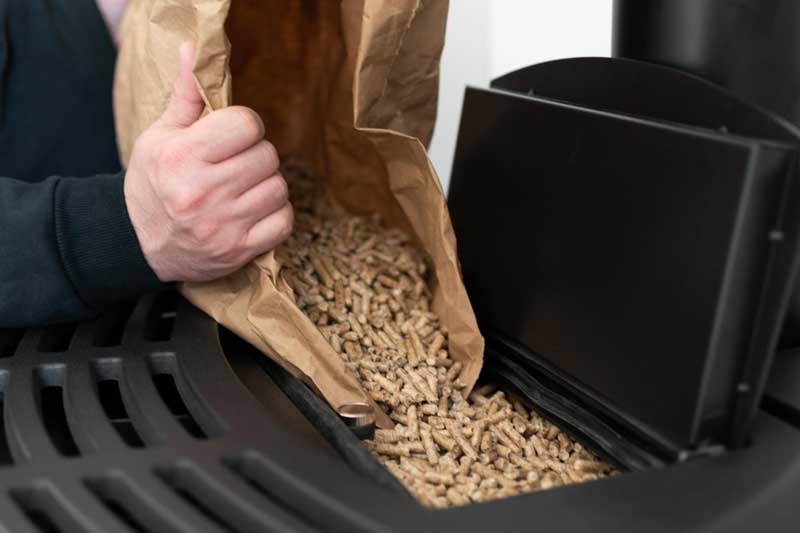 ajout de pellets granulés bois