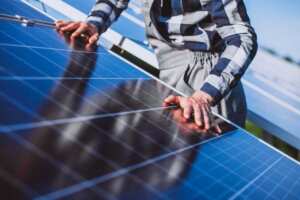 installation panneaux photovoltaïque par ouvrier spécialisé